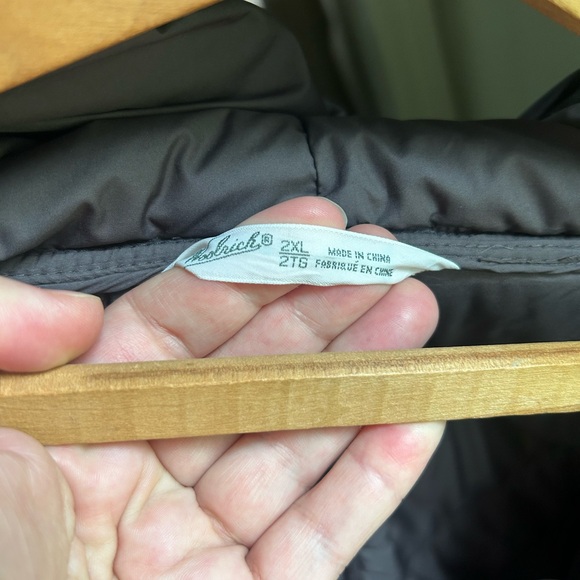 Woolrich womens size XXL hooded zip up pufferknee length coat.
All polyester. - Picture 11 of 13